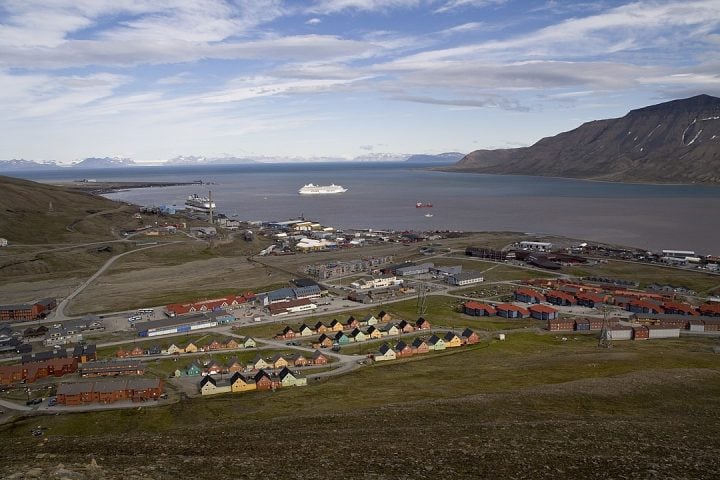 O local foi escolhido por três principais motivos. Primeiro porque as ilhas Svalbard ficam numa região muito remota, mas sem dificuldade de o. É longe, mas não oferece risco. 