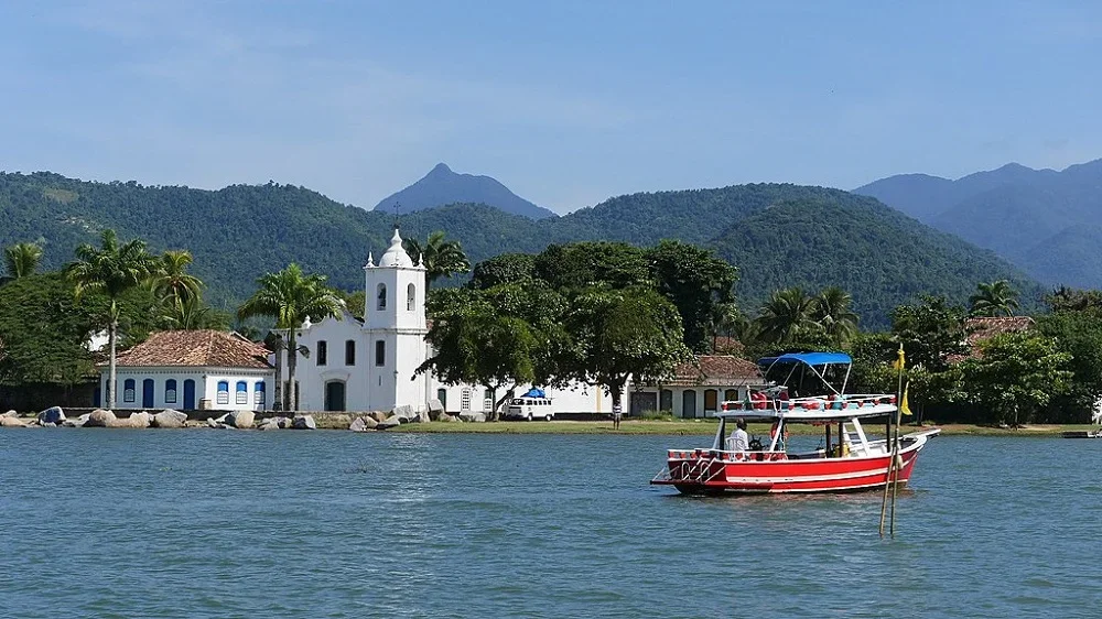 O longa teve cenas gravadas em Paraty, região litorânea do estado do Rio de Janeiro famosa por belas praias e grande biodiversidade. -Wikipedia Commons Danilomhadek
