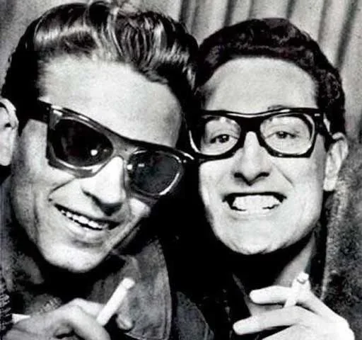 No entanto, como as vagas eram limitadas, Valens e Richardson participaram de um sorteio para ver quem viajaria de avião. O sorteio foi feito por meio de "cara ou coroa", e foi Ritchie Valens quem ganhou, ficando com o lugar no avião. The Big Bopper, que estava com um resfriado forte, também conseguiu embarcar após uma troca de assentos com Waylon Jennings.- Reprodução do X @Iamucli