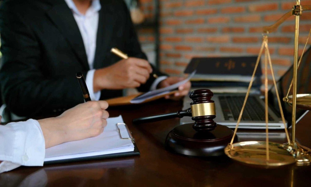 Advogados trabalham em mesa decorada com balança da Justiça e o martelo de juiz; imagem meramente ilustrativa - (crédito: Pixabay) Advogados trabalham em mesa decorada com balança da Justiça e o martelo de juiz; imagem meramente ilustrativa - (crédito: Pixabay)