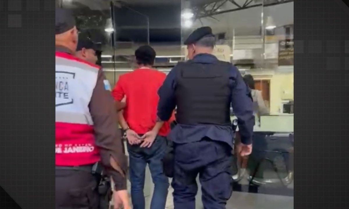 Preso por ameaçar de morte alunos de uma escola no Rio, detido é conduzido por policiais militares a uma delegacia -  (crédito: Reprodução/redes sociais)