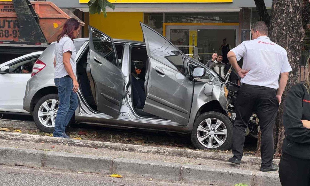 Mulher passou mal ao volante e bateu em quatro veÃ­culos, sendo que trÃªs estavam estacionados -  (crédito: EdÃ©sio Ferreira/EM/DA Press)