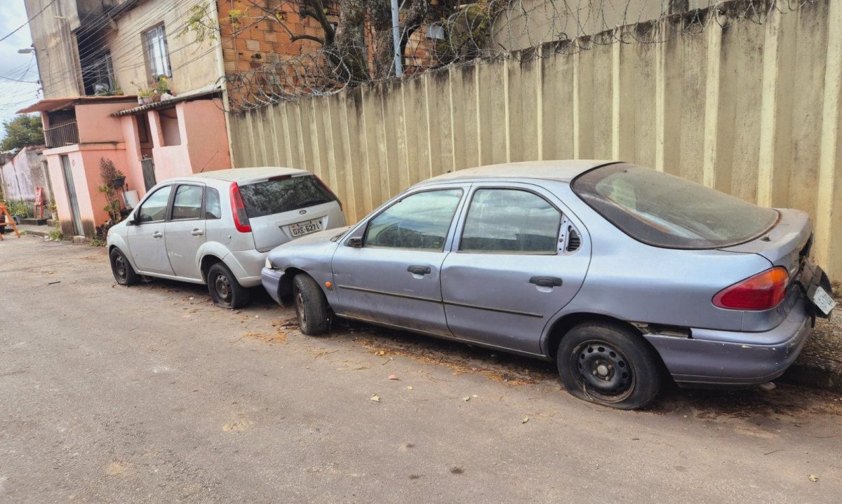 Carros abandonados na rua Mercado, Região Oeste de BH -  (crédito: Jair Amaral/EM/D.A Press)