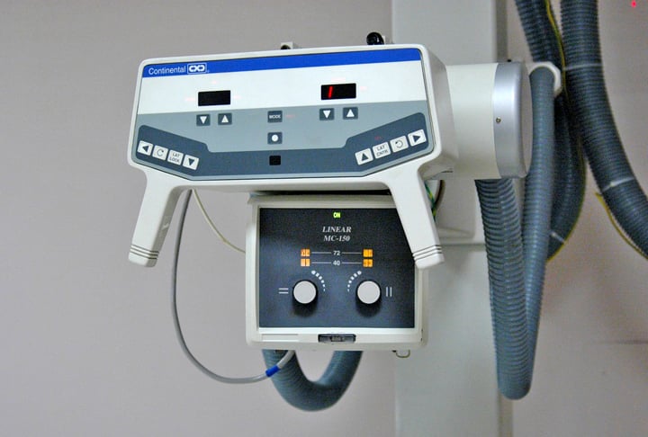 Como os sintomas podem demorar de dois a três anos para aparecer, é importante fazer exames de sangue, urina, fezes, raio-x, endoscopia e colonoscopia para ter um diagnóstico preciso.