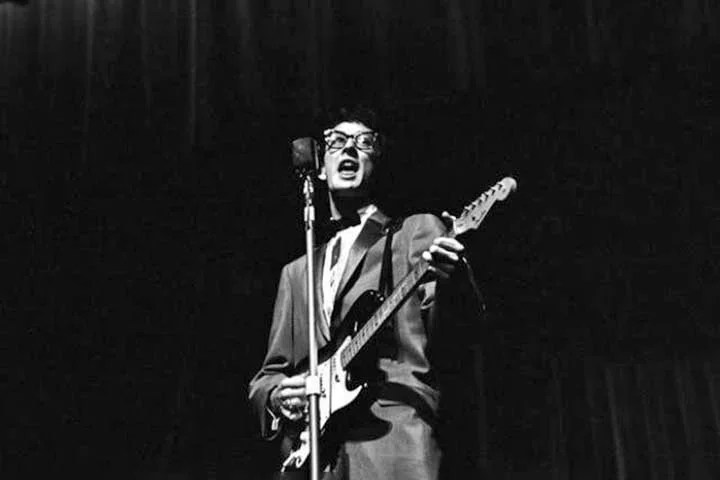No entanto, no final de 1958, Holly decidiu seguir carreira solo e se mudar para Nova York, onde passou a trabalhar de forma independente, gravando novas músicas, algumas delas mais intimistas, como "Peggy Sue Got Married" e "Learning the Game".- Reprodução do X @BoredWeb3