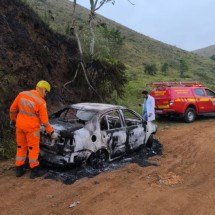 Ciclista encontra carro queimado e descobre corpo no porta-malas em MG - Reprodução CBMMG