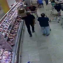 Homem é preso em supermercado por roubar 22 kg de carne - Frame/CÃ¢mera de seguranÃ§a