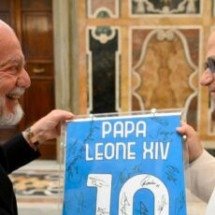 Papa Leão XIV recebe delegação de time de futebol no Vaticano - No Ataque Internacional