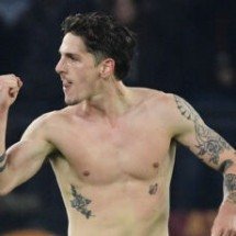 Jogador de seleção invade vestiário e agride jogadores -  AFP