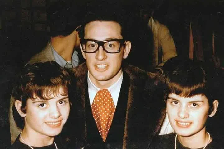 Em 1958, Buddy Holly embarcou em uma turnê pelo Reino Unido com os Crickets, que foi um grande sucesso. Sua imagem de "roqueiro míope", com seus óculos de aro grosso e roupas bem cortadas, subverteu o estereótipo do rockstar e passou a ser uma referência para músicos que vinham depois dele.-Reprodução do X @TracesofTexas