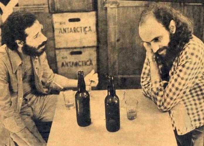 JoÃ£o Bosco conheceu Aldir Blanc, parceiro mais marcante de sua carreira, em 1970. Do trabalho da dupla nasceria uma multiplicidade de composiÃ§Ãµes famosas.