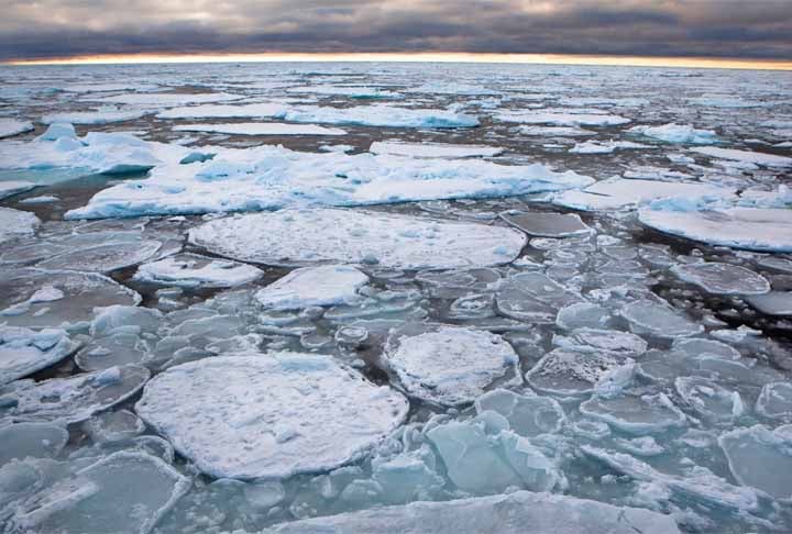 Apesar de sua beleza e riqueza natural, o Alasca enfrenta desafios únicos, como o alto custo de vida, o isolamento de muitas comunidades e os impactos das mudanças climáticas, que estão derretendo o permafrost e ameaçando ecossistemas e infraestruturas locais.