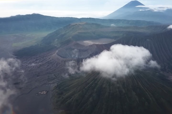 A formação do Vulcão Amazonas está ligada a processos tectônicos complexos, como a interação entre placas oceânicas e continentais, que também geraram ricos depósitos minerais, como ouro e cobre.