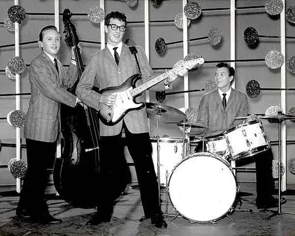 Foi então que formou a banda The Crickets (os grilos), um marco importante na sua carreira. O grupo se destacou ao incorporar elementos inovadores no rock, como o uso de instrumentos de sopro, algo incomum para a época, e Holly se tornou um guitarrista notável.- Reprodução do X @crockpics