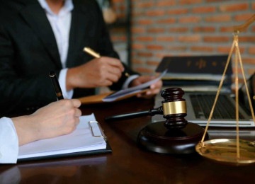 Advogados trabalham em mesa decorada com balança da Justiça e o martelo de juiz; imagem meramente ilustrativa -  (crédito: Pixabay)