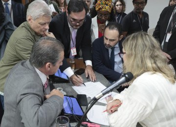 Deputados discutem adesão ao Propag na Comissão de istração Pública da Assembleia -  (crédito: Alexandre Netto/ ALMG)