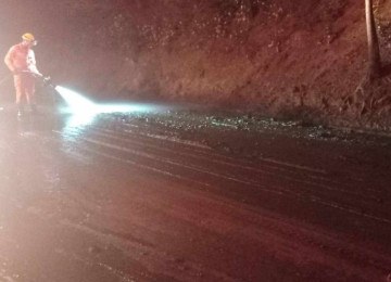 BR-365: Derramamento de dejetos de porcos fecha rodovia por 4 horas -  (crédito: DivulgaÃ§Ã£o/CBMG)