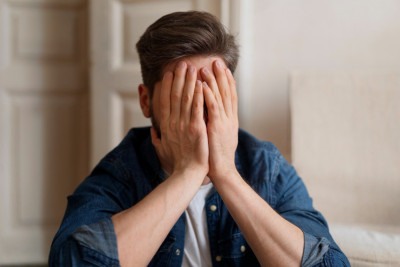 A doença pode causar redução da expressão emocional, falta de motivação e isolamento social -  (crédito: FreePik)