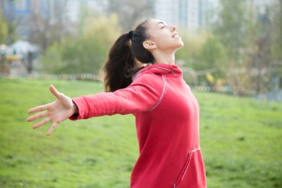 Práticas como caminhadas conscientes e respiração diafragmática reduzem o estresse crônico e melhoram o sono  -  (crédito: yanalya/FreePik)