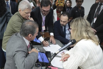 Deputados discutem adesão ao Propag na Comissão de istração Pública da Assembleia -  (crédito: Alexandre Netto/ ALMG)