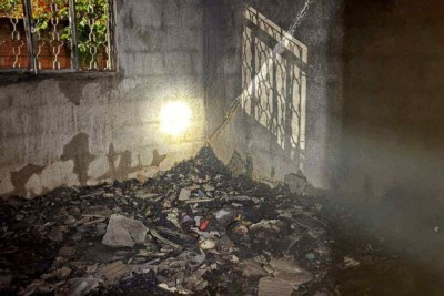 As chamas altas causaram a queda do telhado da residência -  (crédito: Divulgação/CBMMG)