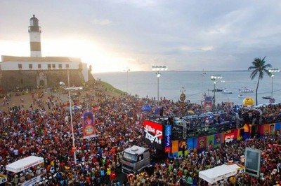 No Carnaval, o farol da Barra foi cen&aacute;rio de uma folia de rua vibrante que ganhou fama mundial. E que se repete todos os anos. -  (crédito:  Divulgação)