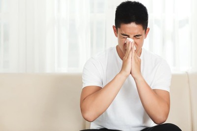 Para saber se você tem alguma alergia, observe se surgem sintomas como coceira, espirros, manchas na pele, falta de ar ou inchaço após contato com certos alimentos, produtos, animais ou medicamentos. -  (crédito: Image by pressfoto</a> on Freepik)