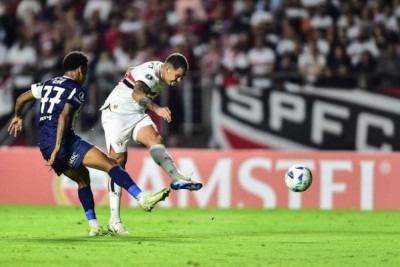 O São Paulo venceu o Talleres por 2 a 1, com gols de Sabino e Luciano. Assim, avançou em primeiro lugar na Libertadores. Veja as notas! - Foto: Divulgação/Conmebol -  (crédito: Divulgação/Conmebol)