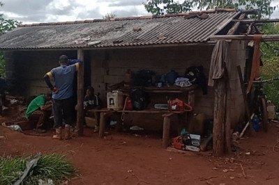 Trabalhadores não dispunham de banheiro, alojamento ou alimentação adequada -  (crédito: Superintendência Regional do Trabalho e Emprego de Minas Gerais/Divulgação)