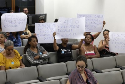 Familiares de alunos cobram na Assembleia Legislativa o retorno do transporte escolar em Ribeirão das Neves -  (crédito: Guilherme Bergamini/ ALMG)