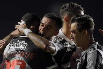 O Vasco está nos playoffs da Sul-Americana. Com uma atuação avassaladora no primeiro tempo, o Cruz-Maltino venceu o Melgar por 3 a 0, nesta terça-feira (27), em São Januário, e garantiu a classificação. Veja como o Jogada10 avaliou as atuações dos jogadores vascaínos! - Foto: Divulgação/Conmebol -  (crédito: Divulgação/Conmebol)