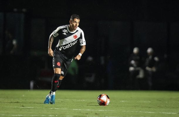LUCAS FREITAS - TambÃ©m teve uma atuaÃ§Ã£o segura. No segundo tempo errou algumas vezes nas aÃ§Ãµes com a bola, mas nÃ£o comprometeu. NOTA: 6,0 - Foto: DivulgaÃ§Ã£o/Vasco