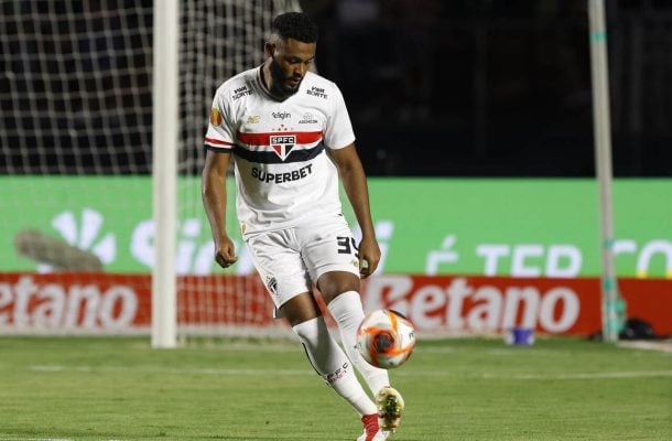 SABINO -  Recebeu amarelo logo cedo, mas transmitiu segurança defensiva e fez o primeiro gol do São Paulo - Nota 6,5 - Foto: Rubens Chiri/São Paulo 