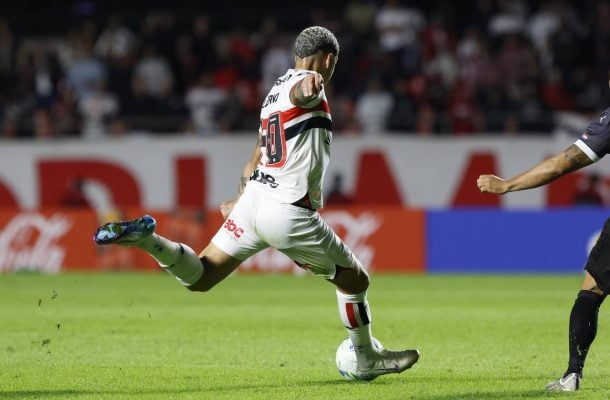 LUCIANO - Substituiu Matheus Alves e mudou a história do jogo. Primeiro, perdeu grande oportunidade, mas redimiu-se depois com um belo gol na reta final do jogo. Além disso, deixou Ryan Francisco na cara do gol, mas o menino desperdiçou - Nota 7,5 - Foto: Rubens Chiri/São Paulo