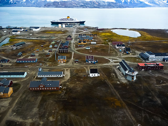Embora pertença à Noruega, Svalbard tem um tratado internacional de o à região justamente por causa do cofre que recebe sementes de muitos países. 