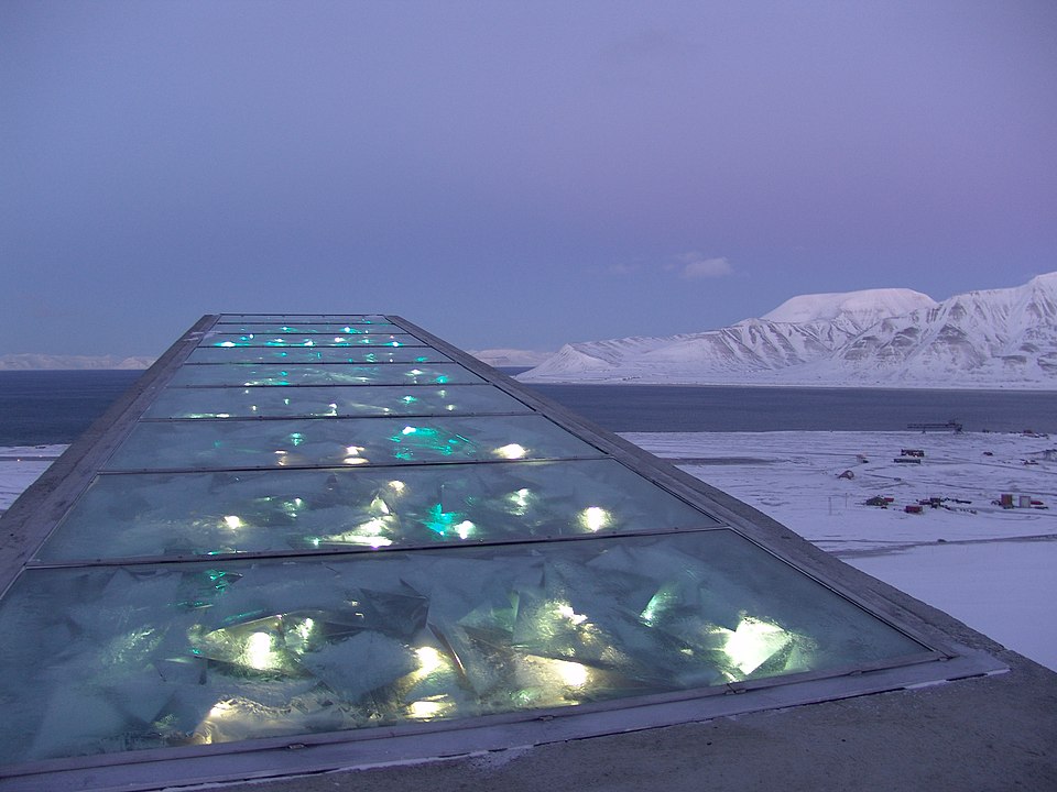 O governo norueguês financiou inteiramente a construção do cofre de aproximadamente 45 milhões de kr (coroas norueguesas) : US$ 8,8 milhões em 2008. Hoje seria o equivalente a R$ 45 milhões. 