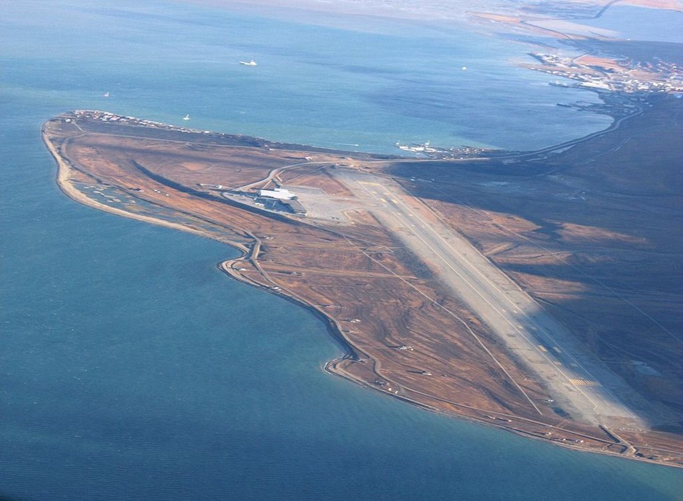 Em  Longyearbyen, existe um aeroporto com voos para Oslo, a capital norueguesa. A pista fica bem perto do mar. 