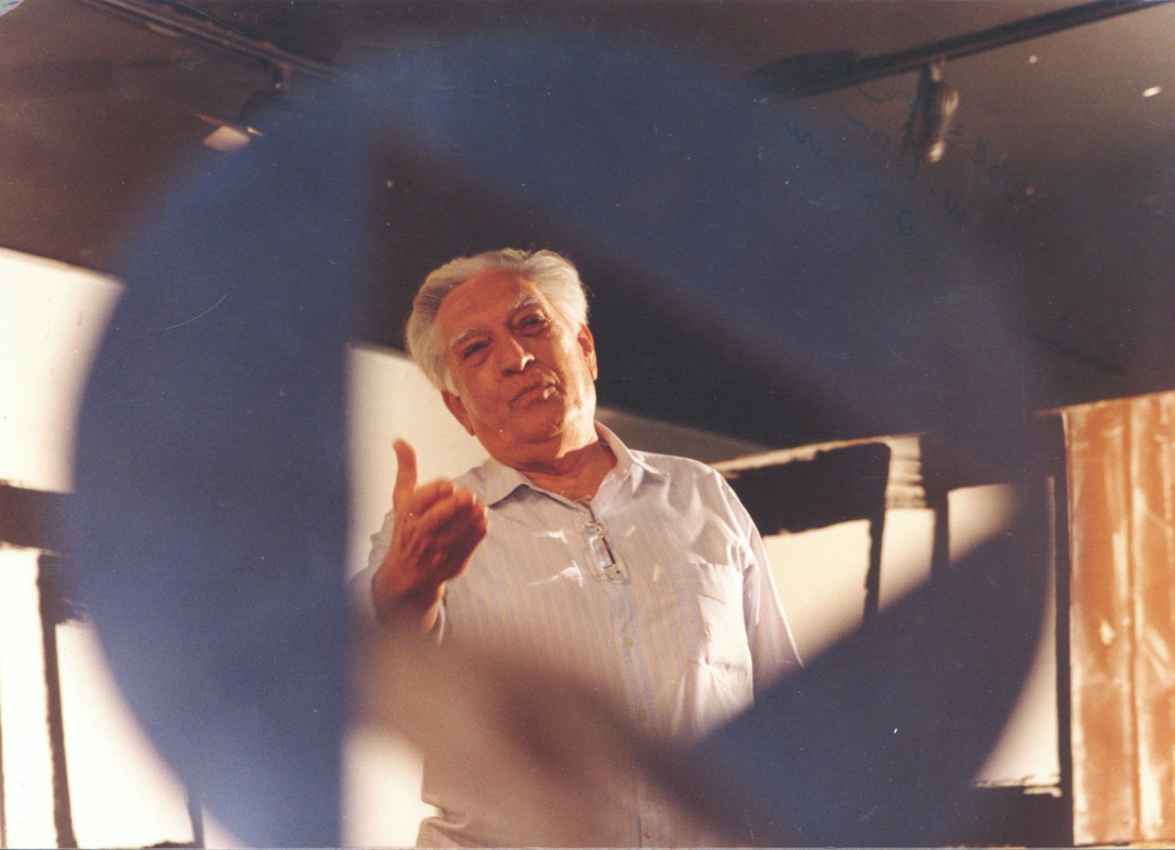 O escultor Amilcar de Castro em seu ateliê