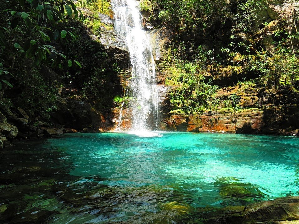 Cachoeira Santa Bárbara – Cavalcante, GO (Parque Nacional da Chapada dos Veadeiros): Queda d’água azul-turquesa e piscina natural rasa, muito procurada por famílias.
-FOTO: By Naiane cascardo / Wikimedia Commons