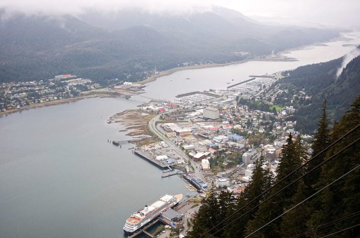 Já a capital, Juneau, só é acessível por barco ou avião devido ao seu isolamento geográfico.