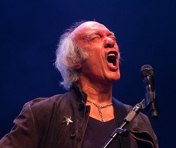 A música já havia ganhado visibilidade internacional ao ser incluída na série "Outer Banks" (2024), da Netflix, e agora atinge novos públicos com o sucesso mundial do filme.