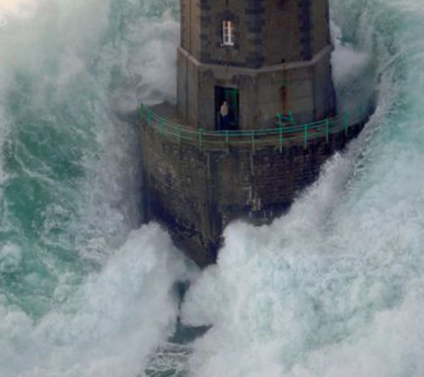 Esse farol foi cenÃ¡rio de uma foto histÃ³rica. Em 1989, Jean Guichard registrou o faroleiro Theophile Malgorn com a porta aberta em meio a gigantescas ondas. Mas Malgorn fechou logo a porta ao ver a fÃºria das Ã¡guas.  A tela Ã© tÃ£o famosa que reproduÃ§Ãµes sÃ£o vendidas pela internet.