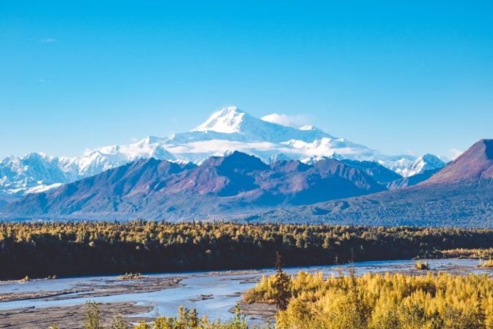 O Monte Denali, anteriormente chamado de Monte McKinley, é o ponto mais alto da América do Norte, com 6.190 metros de altitude.