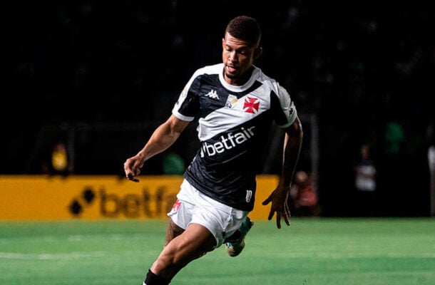 JOÃO VICTOR - Melhor zagueiro do Vasco na partida. Teve uma atuação segura, foi bem no jogo aéreo e teve um alto volume de interceptações e desarmes. NOTA: 6,5 - Foto: Divulgação/Vasco