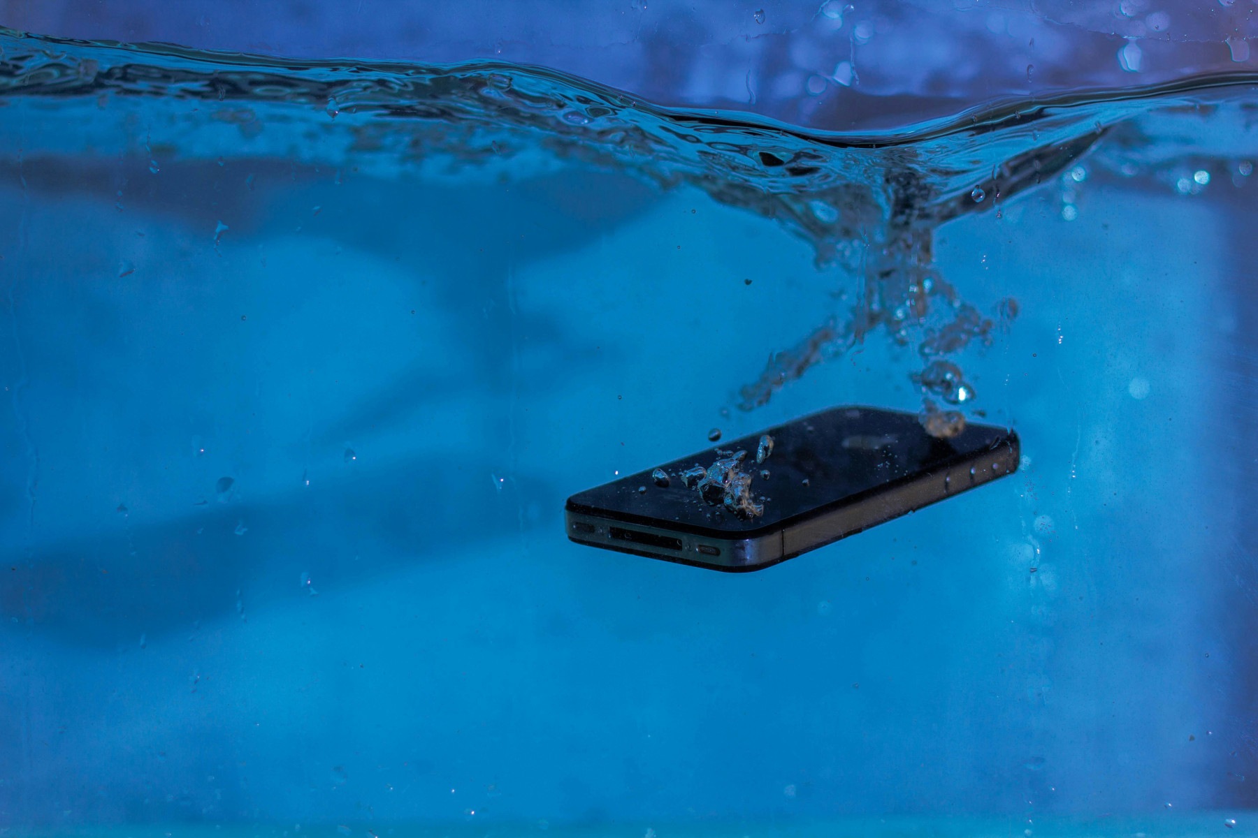 Com o uso do celular cada vez mais presente no cotidiano dos brasileiros, seja na cozinha, no banheiro ou à beira da piscina, os acidentes envolvendo água se tornaram comuns. Dados da assistência técnica da Xiaomi, mostram que a exposição à água está entre as principais causas de danos em smartphones no país