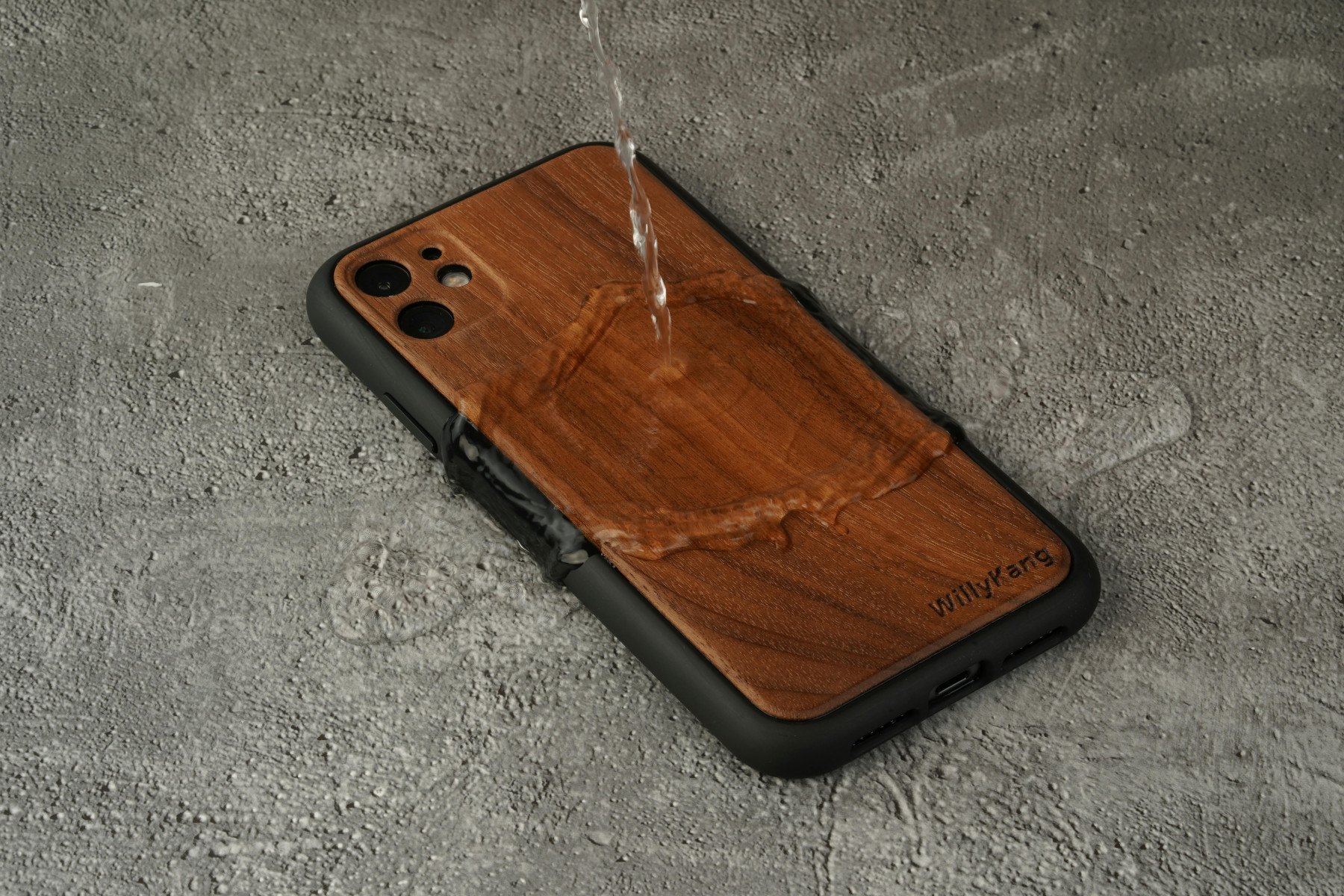 1. Não tente ligar o celular logo após o contato com a água