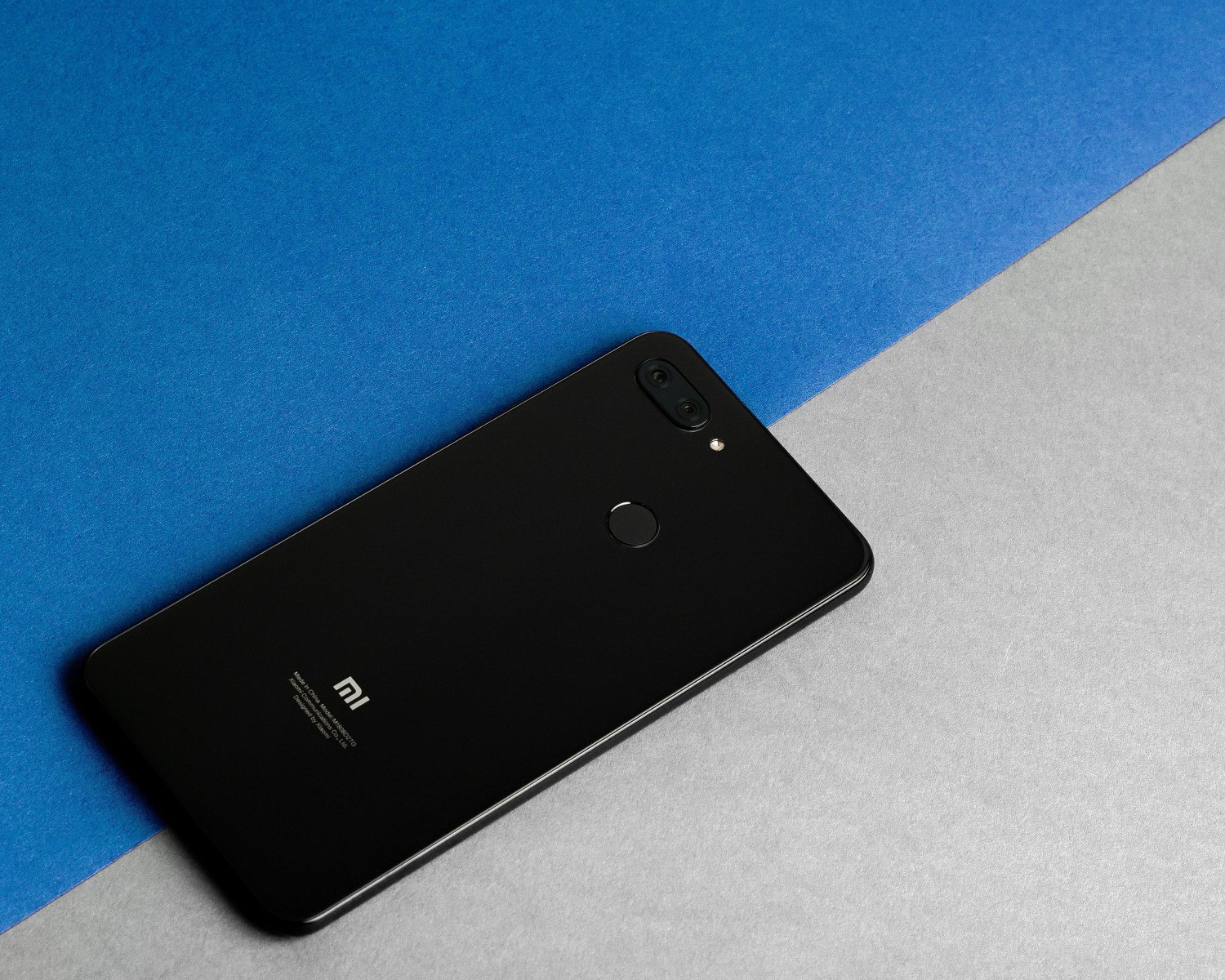 3. Remova capas, cartões SIM e microSD
Esses itens podem reter umidade e precisam ser retirados do aparelho e secados separadamente. Deixar o celular "respirar" facilita a evaporação da água acumulada