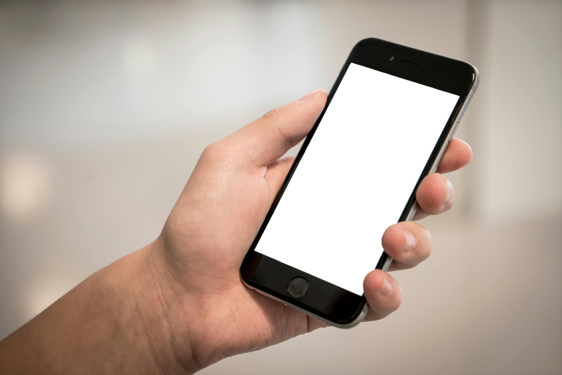 5. Procure assistência técnica autorizada
Mesmo que o celular aparente ter voltado ao normal, é essencial procurar o suporte oficial da marca. Só uma avaliação técnica pode garantir que não houve danos internos. As empresas costumam oferecer assistência especializada com peças originais