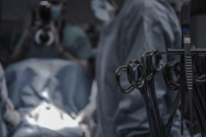 Em casos mais graves, pode ser necessário fazer uma cirurgia para remover partes danificadas do intestino.