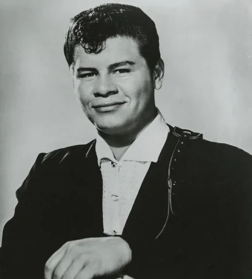 Em 1959, Holly se uniu à Winter Tour Party, uma turnê que também contava com Ritchie Valens e J.P. "The Big Bopper" Richardson. No entanto, a turnê chegou a um fim trágico em 3 de fevereiro daquele ano, após um acidente aéreo fatal. A história é pitoresca.-Wikimedia Commons
